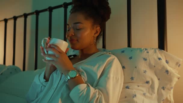 松懈的女人用笔记本电脑发短信 躺在床上喝茶 — 图库视频影像