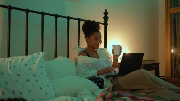 Mulher Ensolarada Mensagens Texto Laptop Cantando Enquanto Bebe Chá Cama — Vídeo de Stock