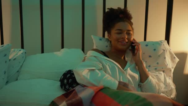 乐观的非洲女人在家里的床上用电话交谈 — 图库视频影像