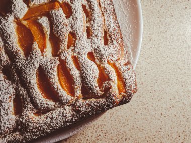 Masada pudra şekerli şeftalili turta.