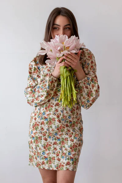 Ładna Młoda Kobieta Sukience Kwiatami Ciemnymi Włosami Bukietem Tulipanów Świetlicy — Zdjęcie stockowe