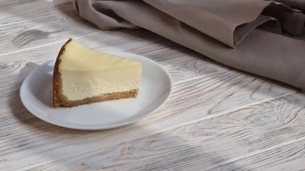 Comer Cheesecake Fatia Clássica Simples Bolo Queijo Nova Iorque Comendo — Vídeo de Stock