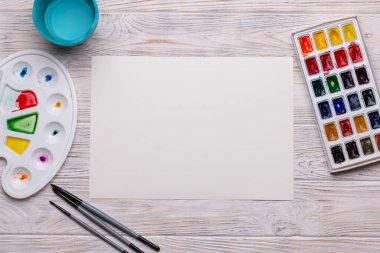 Beyaz Ahşap Masada Sanat Malzemeleriyle Boş Tablo Üst Görünümü