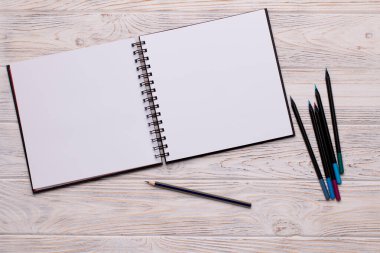 Tahta Arkaplanda Renkli Kalemlerle Açık Çizim Kitabı Üst Görünümü