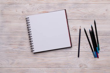 Tahta Arkaplanda Renkli Kalemlerle Açık Çizim Kitabı Üst Görünümü