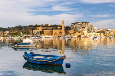 Malta 'daki Marsaskala balıkçı köyü. Renkli tekneleri olan rıhtım.