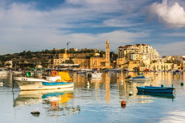 Malta 'daki Marsaskala marinasında balıkçı tekneleri.
