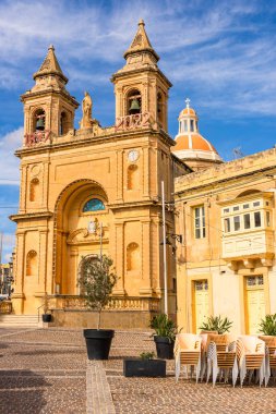 Malta 'daki Marsaxlokk balıkçı köyü ve Pompei Kilisesi Leydisinin Sığınağı .