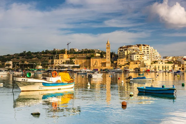 Malta 'daki Marsaskala marinasında balıkçı tekneleri.