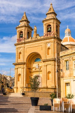 Malta 'daki Marsaxlokk balıkçı köyü ve Pompei Kilisesi Leydisinin Sığınağı .