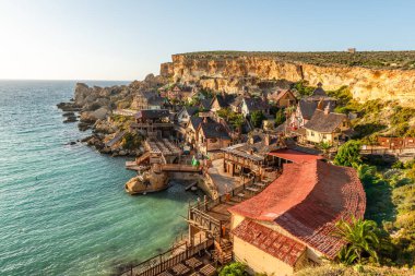Il-Mellieha, Malta - Gün batımında Anchor Bay 'deki ünlü Temel Reis Köyü' nün panoramik gökyüzü manzarası.