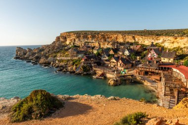 Il-Mellieha, Malta - Gün batımında Anchor Bay 'deki ünlü Temel Reis Köyü' nün panoramik gökyüzü manzarası.
