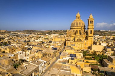 Xewkija, Gozo, Malta 'daki Rotunda St. John Baptist Kilisesi' nin insansız hava aracı görüntüsü..