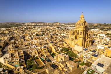 Malta 'nın Gozo kentindeki Xewkija kasabasındaki Rotunda St. John Baptist Kilisesi. Hava aracı görünümü.