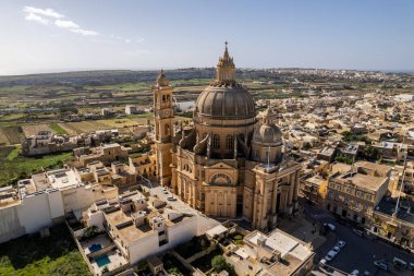 Xewkija, Gozo, Malta 'daki Rotunda St. John Baptist Kilisesi' nin insansız hava aracı görüntüsü..