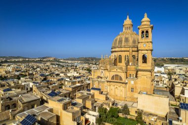 Xewkija, Gozo, Malta 'daki Rotunda St. John Baptist Kilisesi' nin insansız hava aracı görüntüsü..