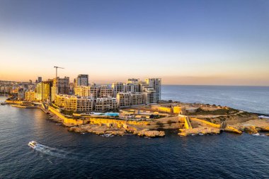 Sliema 'nın Malta' daki hava manzarası, günbatımında gökyüzü, mavi deniz suları ve gökyüzü. Hava aracı görünümü.