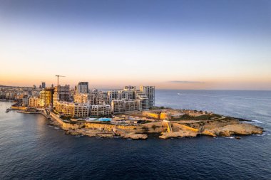 Sliema 'nın Malta' daki hava manzarası, günbatımında gökyüzü, mavi deniz suları ve gökyüzü. Hava aracı görünümü.