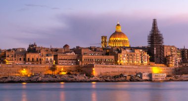 Günbatımında Malta 'daki tarihi Valletta şehrinin silüeti.