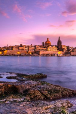 Gün batımında Valletta, Malta 'nın aydınlanmış şehir manzarası.