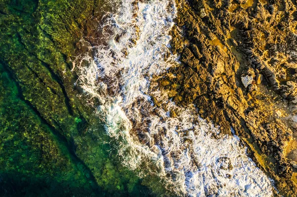 Kamienna Plaża Błękitne Fale Oceanu Góry Dół Zdjęcie Drona — Zdjęcie stockowe