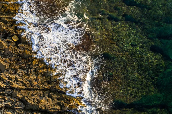 Wybrzeże Oceanu Błękitne Wody Fale Skalistej Plaży — Zdjęcie stockowe