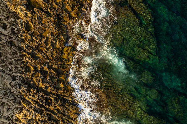 Błękitny Ocean Woda Fale Rozbijają Się Plaży Widok Drona — Zdjęcie stockowe