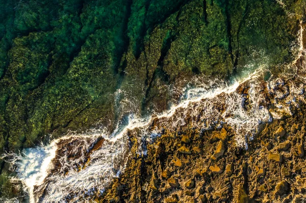 Drone Widok Fal Oceanicznych Awarii Skalistej Plaży Malcie — Zdjęcie stockowe