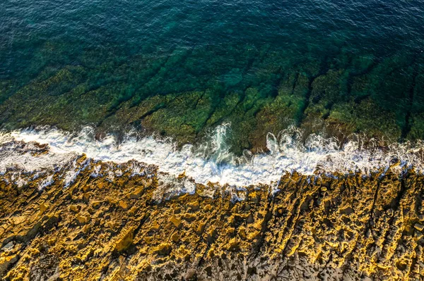Dron Pohled Oceánské Vlny Zřícení Skalnaté Pláži Maltě — Stock fotografie