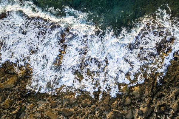 Oceánské Vlny Narážející Skály Pláži Letecký Výhled — Stock fotografie