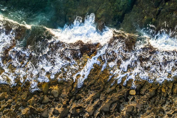 Ωκεανό Κύματα Στην Παραλία Και Γαλαζοπράσινα Νερά Θέα Drone — Φωτογραφία Αρχείου