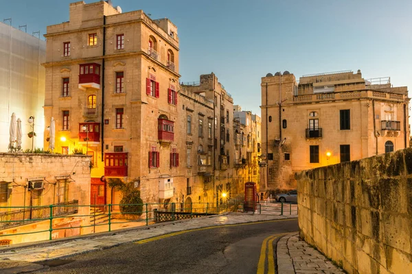 Valletta, Malta - Balkonları ve Valletta 'nın duvarları güneş doğmadan önce aydınlatılmış geleneksel Malta evleri.