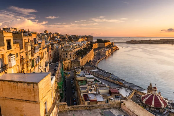 Soluppgång Vid Maltas Grand Harbour Med Gamla Murarna Valletta — Stockfoto