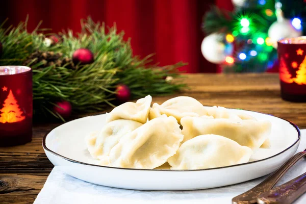 Tradycyjne Polskie Jedzenie Wigilijne Świątecznym Stole — Zdjęcie stockowe