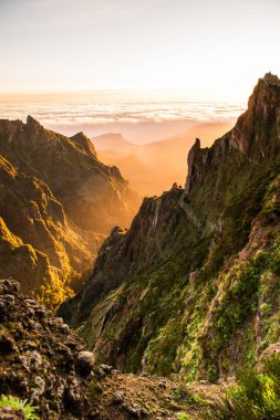 Pico do Areeiro 'dan, Madeira' nın en yüksek dağlarından, Portekiz 'in yürüyüş denemelerinde gün doğumu
