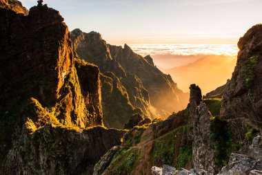 Pico do Areeiro 'dan, Madeira' nın en yüksek dağlarından, Portekiz 'in yürüyüş denemelerinde gün doğumu