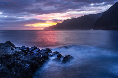 Madeira Seixal sahilinde güzel bir gün doğumu. Uçurumlar, kayalar ve Atlantik okyanusları uzun süre açıkta kalır.