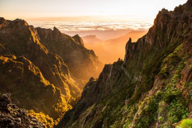 Madeira 'nın en yüksek dağlarında güzel bir gündoğumu. Pico do Areerio 'dan Pico do Ruivo' ya yürüyüş denemesi. Madeira, Portekiz