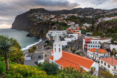 Camara de Lobos 'un şehri, Portekiz' in Madeira adasındaki sahil kasabasının mimarisi.