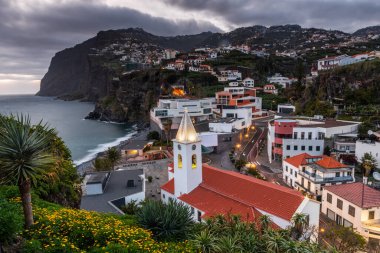 Camara de Lobos 'un şehri, Portekiz' in Madeira adasındaki sahil kasabasının mimarisi.