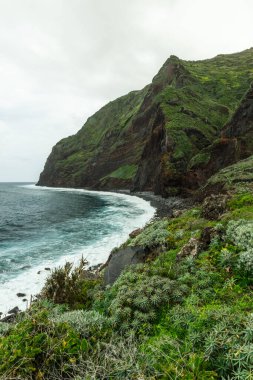 Sisli sisli havada Madeira 'daki Fanal Ormanı' nın panoramik manzarası. Geniş panorama resmi