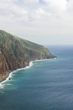Baharda Madeira Adası 'ndaki Atlantik Okyanusu' ndaki kayalıklar