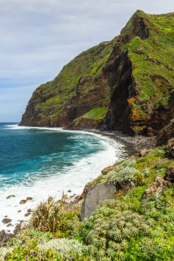 Portekiz 'in Atlantik Okyanusu' ndaki Madeira adasının deniz manzarası. Bahar mevsimi