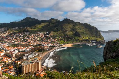 Madeira 'da bahar zamanı Machico' nun şehir manzarası.