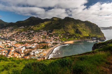 Machico şehri manzarası. Altantik Okyanusu 'ndaki Madeira Adası