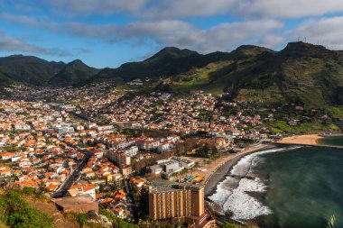 Madeira 'daki Machico' nun panoramik şehir manzarası, Atlantik Okyanusu 'ndaki Portekiz adası.