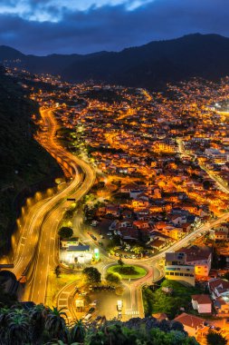 Atlantik Okyanusu 'ndaki Madeira Portekiz' deki Machico şehrinin gece manzarası