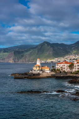 Madeira Portekiz adasında Caldeirao Verde doğal şelalesi