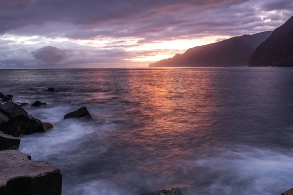 Schöner Sonnenaufgang Über Dem Strand Von Madeira Seixal Klippen Und — Stockfoto