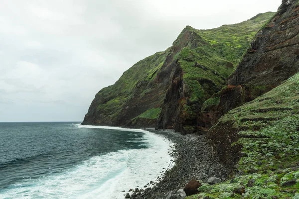 Praia Vulcânica Falésias Ilha Madeira Ondas Oceano Atlântico Praia Rochosa — Fotografia de Stock